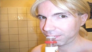 Shemale DRESSED IN YELLOW