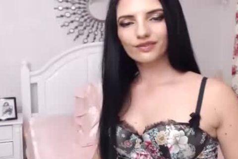 Hot Shemale Babe And Her Big Cock Live