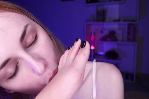 Sissyslut Cums On domme's Feet