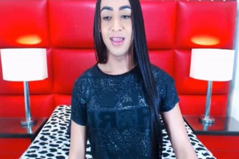 Twerking Shemale Playing With Her Ass And Cock