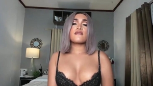 Amateur masturbating live on webcam